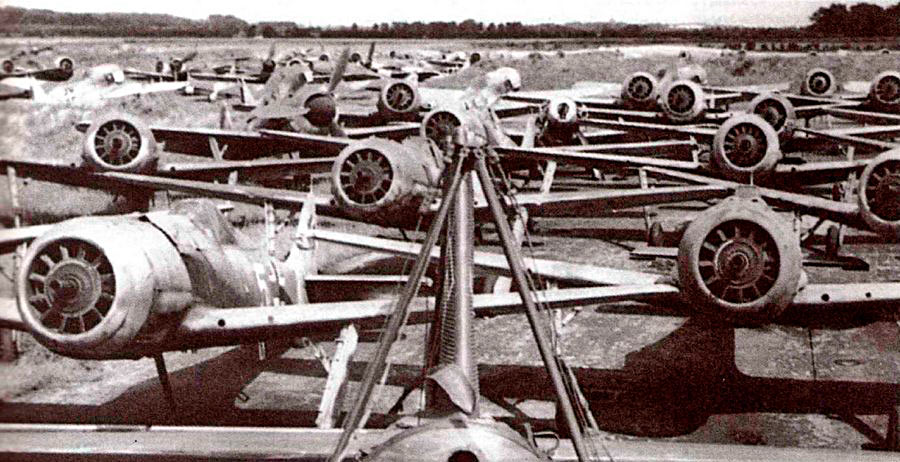 Как птицы с подрезанными крыльями стоят трофейные FW-190 на аэродроме Фленсбург. Винты с них на всякий случай демонтировали.